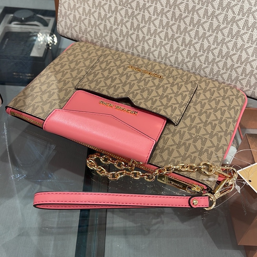 MICHAEL KORS JET SET ITEM LG 2 in 1 CARD CASE & WRISTLET
Tea Rose 
NWT - Picture 13 of 16